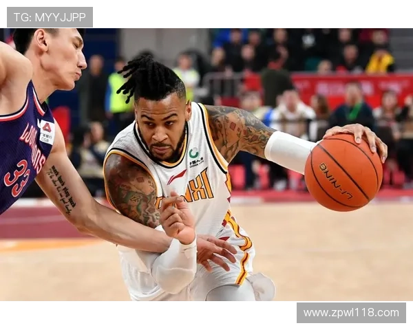 莫兰德快下上篮遭王哲林飞身干扰球 防守精妙助力球队稳定局面